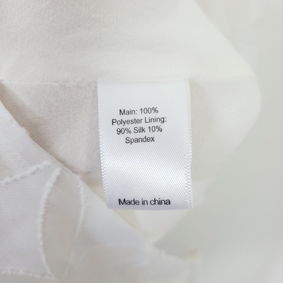 ST. JOHN silk lined White Collection Medallion Fil Coupe Blouse size Med… - Picture 7 of 8